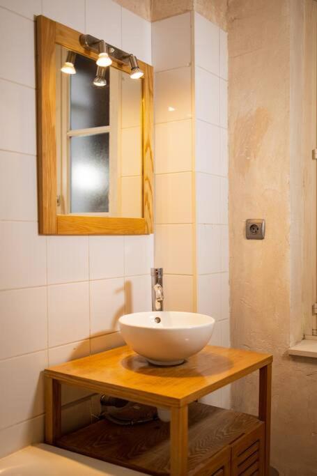 Le "Pied A Terre" - Appartement Plein Centre Avec Parking Prive Bourges Esterno foto