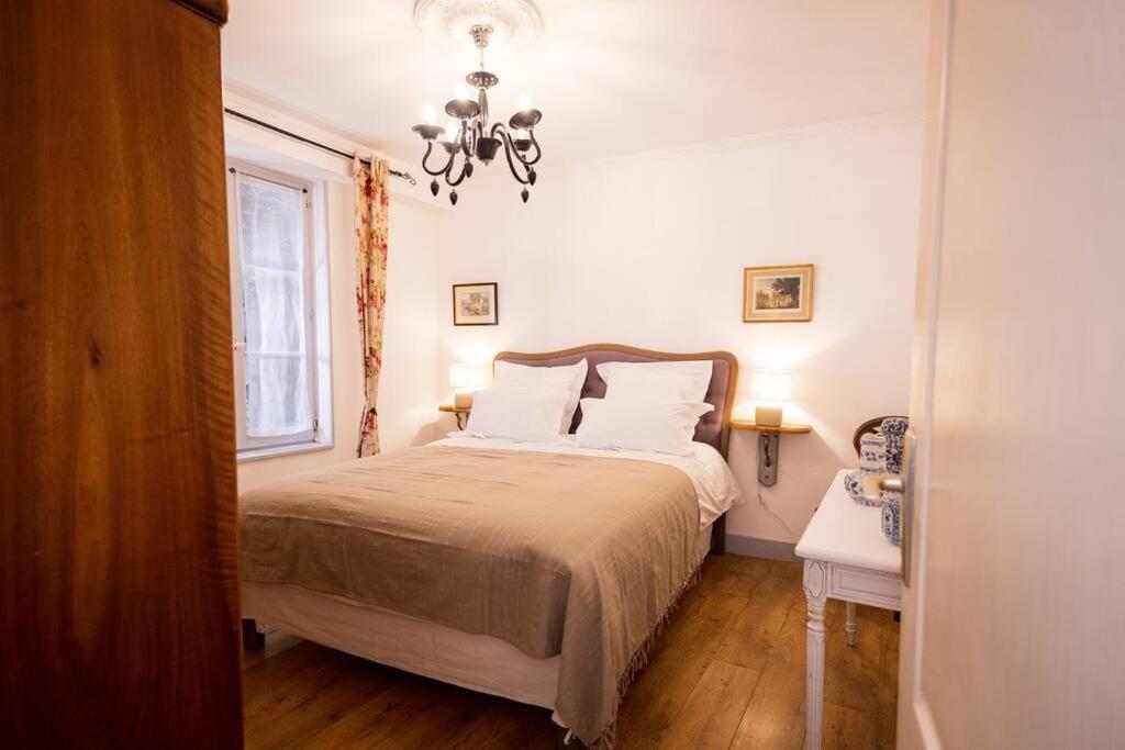 Le "Pied A Terre" - Appartement Plein Centre Avec Parking Prive Bourges Esterno foto
