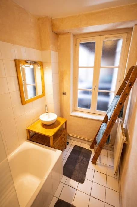 Le "Pied A Terre" - Appartement Plein Centre Avec Parking Prive Bourges Esterno foto